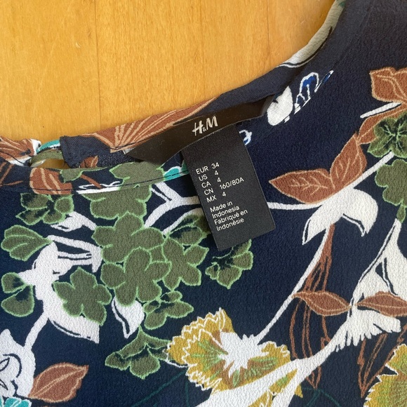 H&M Navy Blue Floral Top with Keyhole Back Size 4 - Picture 4 of 10